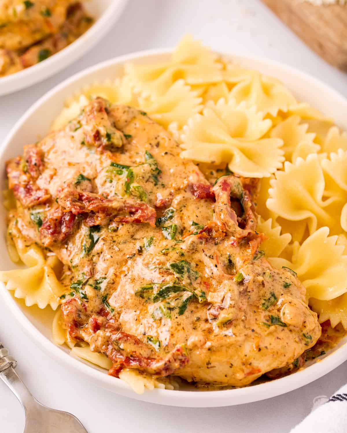 One Pan Creamy Tuscan Chicken (30 minute meal) The Chunky Chef