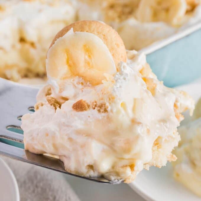 serving banana pudding with a spatula.