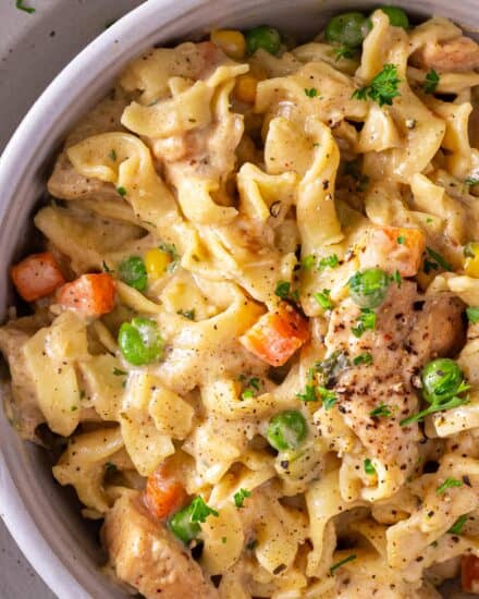 Creamy chicken pot pie pasta is the perfect marriage of a deliciously creamy pasta dish and a classic chicken pot pie. Perfect for a family dinner, this recipe is pure comfort in a bowl!