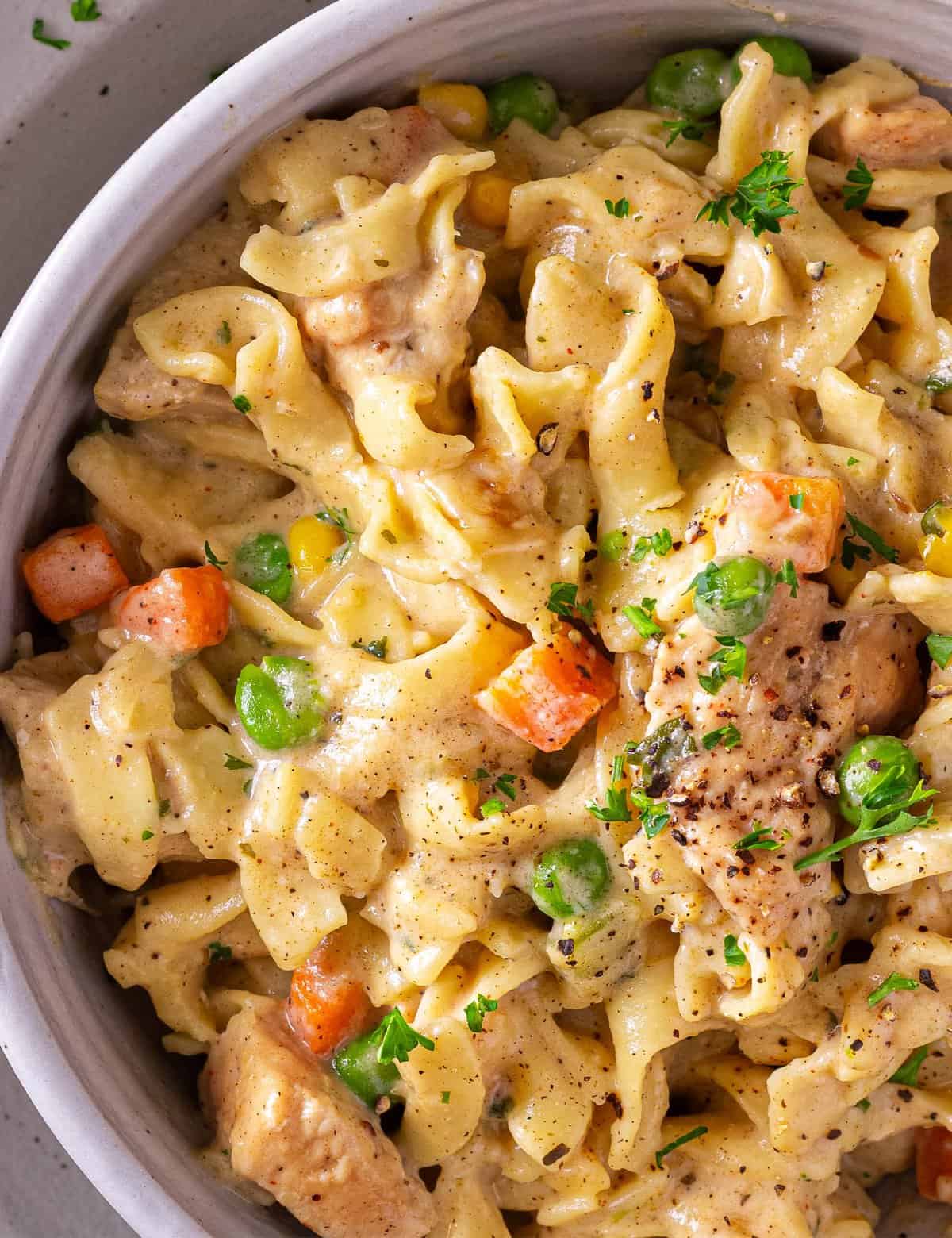 Creamy chicken pot pie pasta is the perfect marriage of a deliciously creamy pasta dish and a classic chicken pot pie. Perfect for a family dinner, this recipe is pure comfort in a bowl!