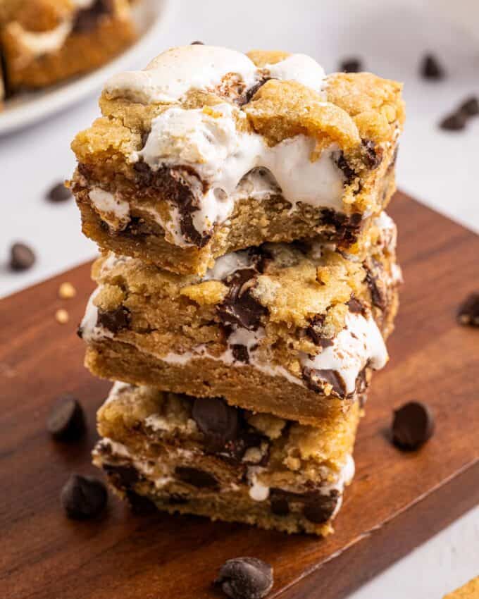 These s'mores chocolate chip cookie bars are chewy and soft, with a wonderfully ooey and gooey marshmallow layer in the middle, and crushed graham cracker crumbs in the cookie dough!