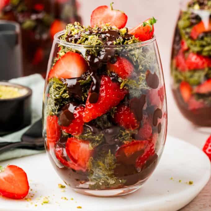 dubai chocolate strawberries in a stemless wine glass